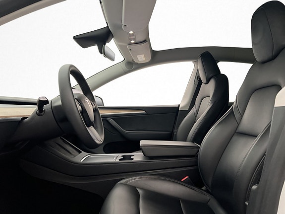Tesla Model Y 13 of 30