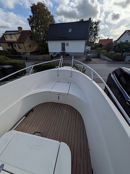Uttern 5602 med Selva 100 hk fyrtakt – 30-trailer 4 of 9