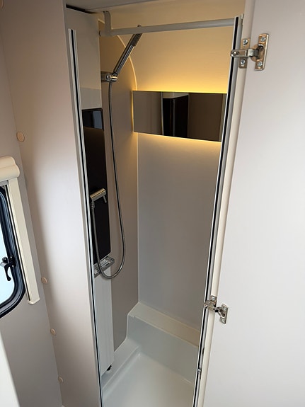 Adria Adora 573pt 9 of 20