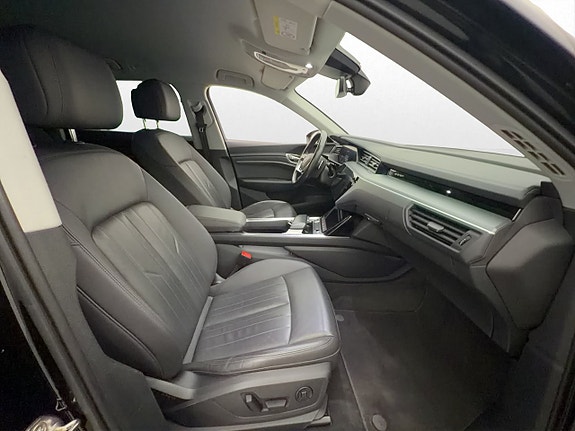 Audi e-tron 29 of 30