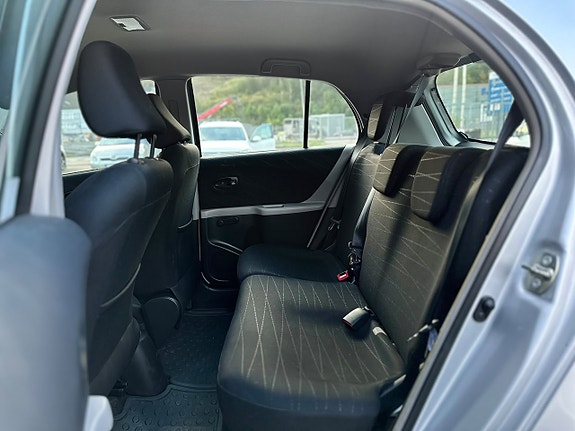 Toyota Yaris 13 of 18