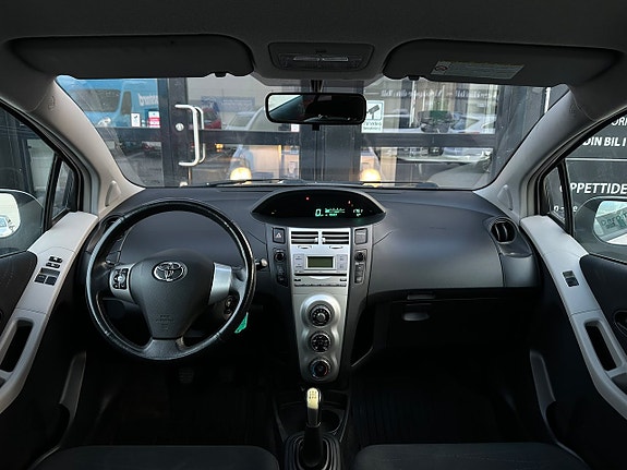 Toyota Yaris 14 of 18