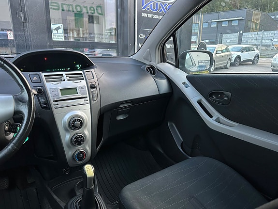 Toyota Yaris 15 of 18