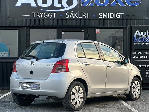 Toyota Yaris 4 of 18
