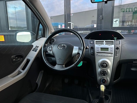 Toyota Yaris 7 of 18