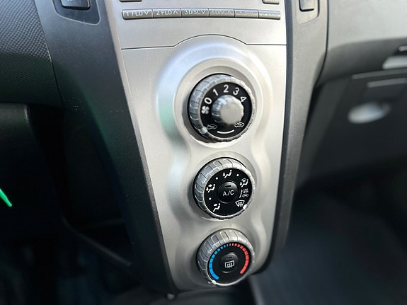 Toyota Yaris 9 of 18
