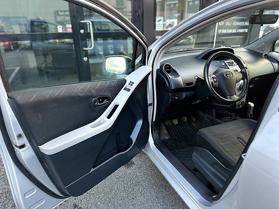 Toyota Yaris 5 of 18