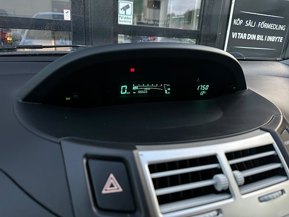 Toyota Yaris 10 of 18