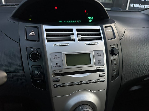 Toyota Yaris 8 of 18