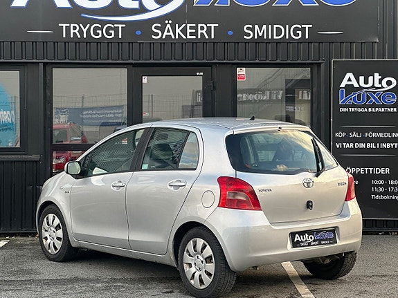 Toyota Yaris 12 of 18