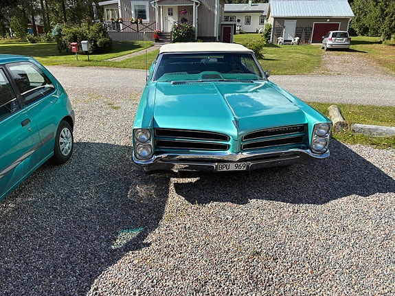 Pontiac Bonneville 2 of 3