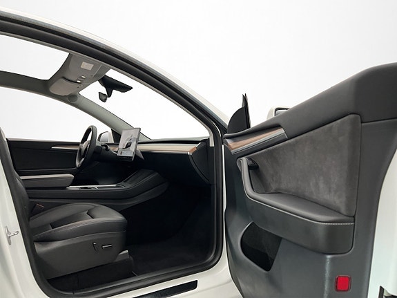 Tesla Model Y 16 of 30