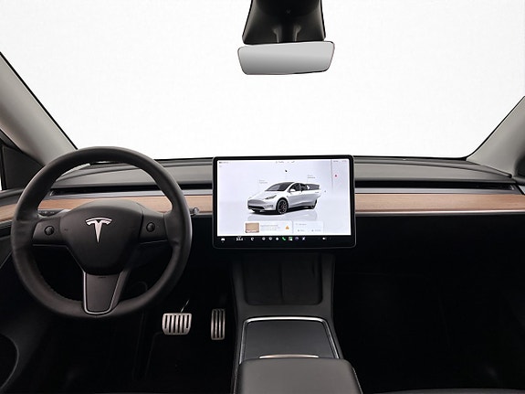 Tesla Model Y 13 of 30