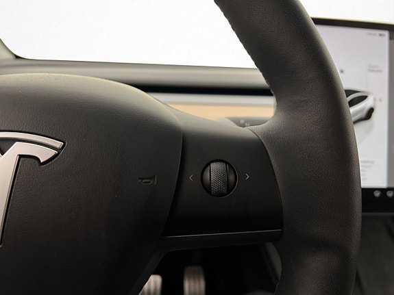 Tesla Model Y 21 of 30