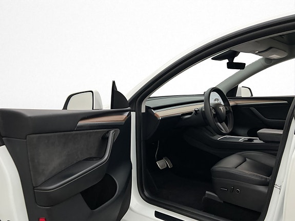 Tesla Model Y 11 of 30