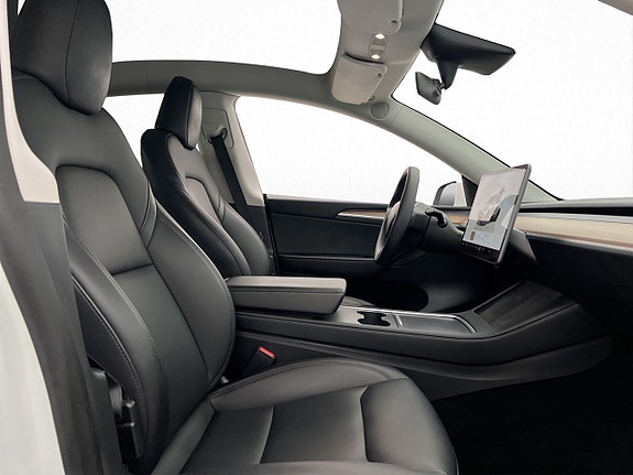 Tesla Model Y 15 of 30