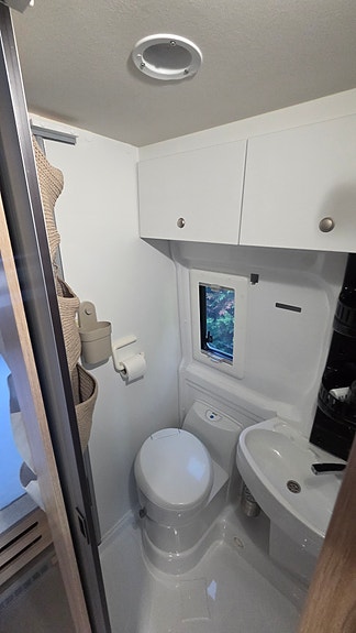 Clever Husbil uthyres - Plåtis / Campervan, fyra bäddar 10 of 12