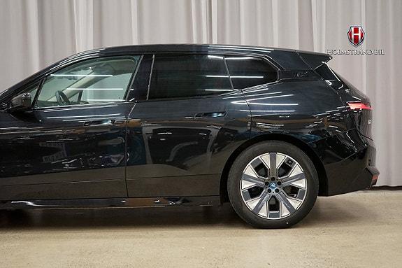 BMW iX 8 of 25