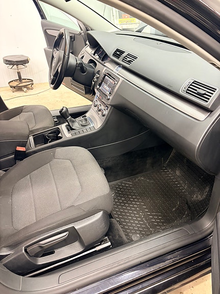 Volkswagen Passat 2 of 5