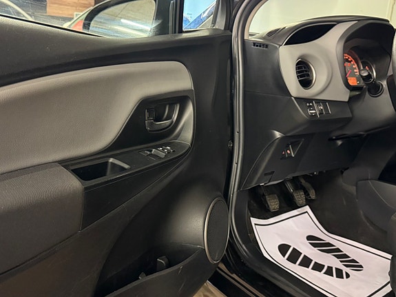 Toyota Yaris 15 of 24