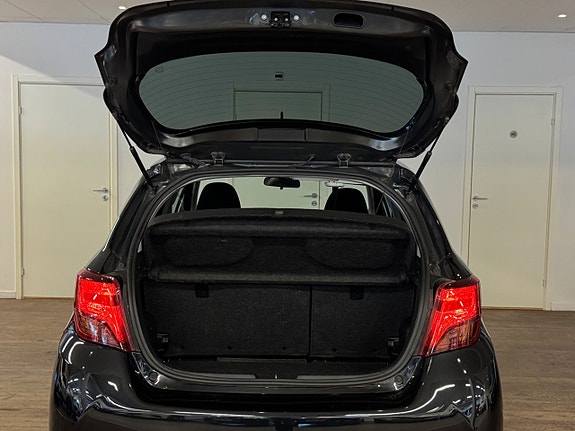 Toyota Yaris 10 of 24
