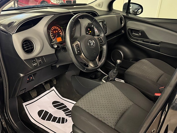 Toyota Yaris 12 of 24