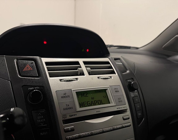 Toyota Yaris 8 of 16