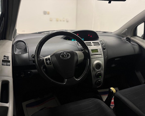 Toyota Yaris 4 of 16