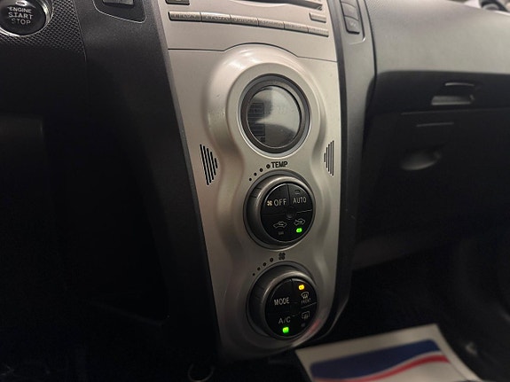 Toyota Yaris 7 of 16