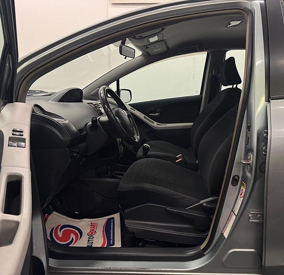 Toyota Yaris 15 of 16