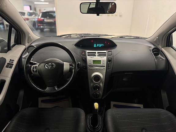 Toyota Yaris 5 of 16