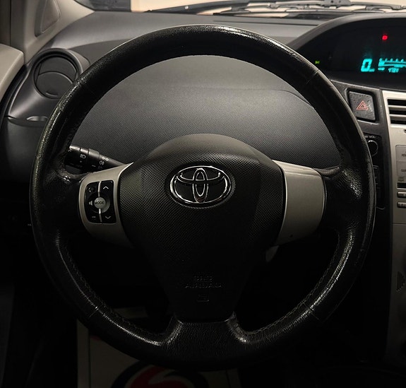 Toyota Yaris 6 of 16