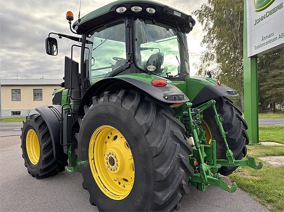 John Deere 7215R 4 of 7