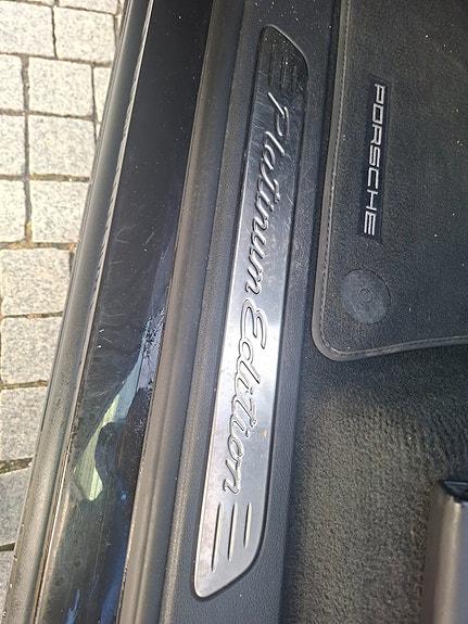 Porsche Cayenne 4 of 6