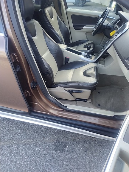 Volvo XC60 10 of 30