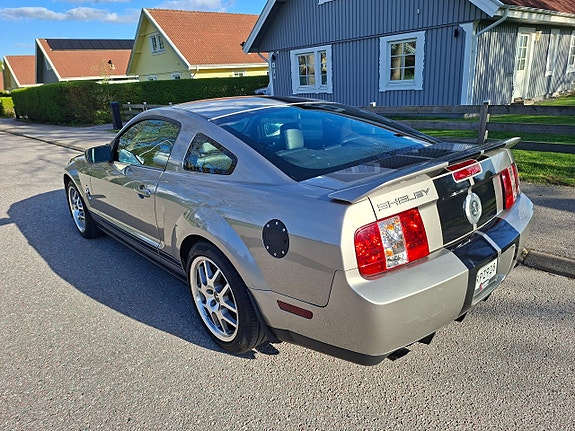 Ford Mustang 4 of 6