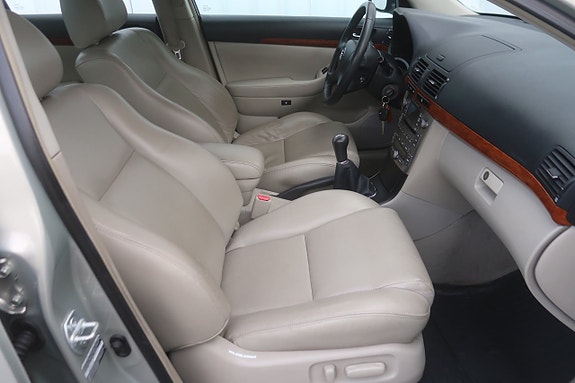 Toyota Avensis 9 of 23