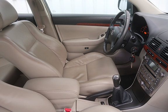 Toyota Avensis 8 of 23
