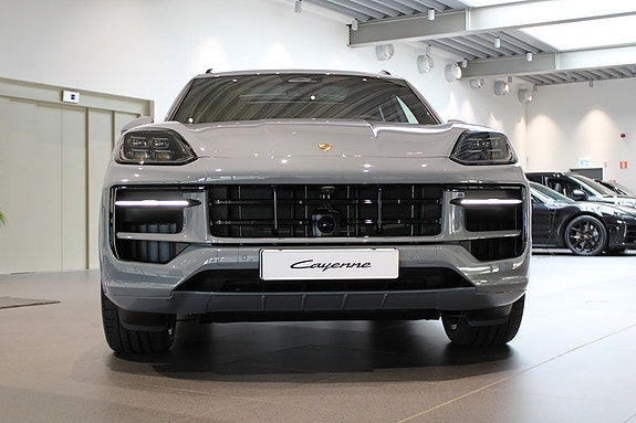 Porsche Cayenne 3 of 23