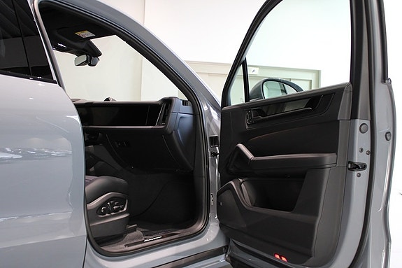 Porsche Cayenne 9 of 23