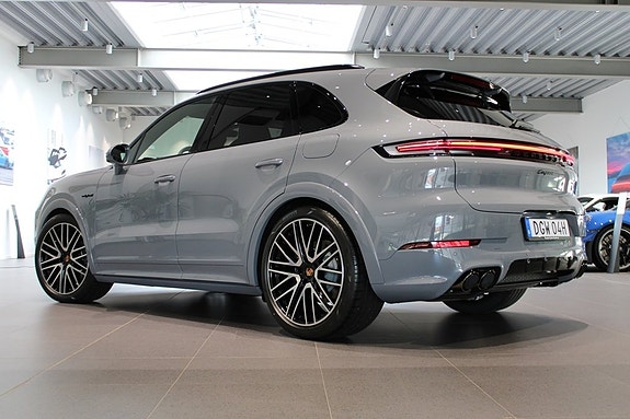 Porsche Cayenne 2 of 23