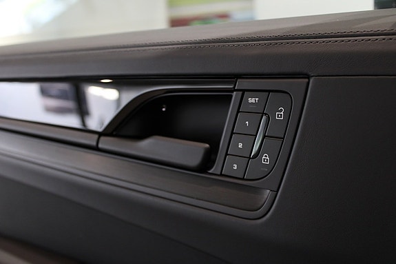 Porsche Cayenne 17 of 23