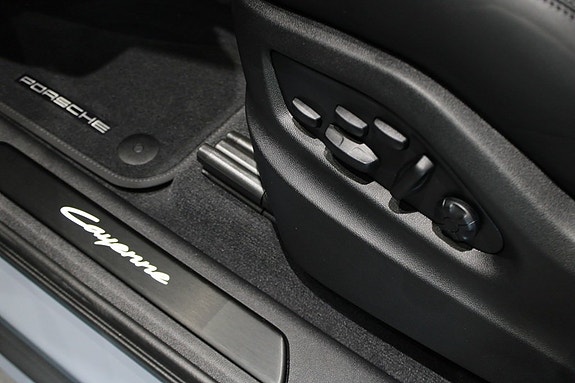 Porsche Cayenne 18 of 23