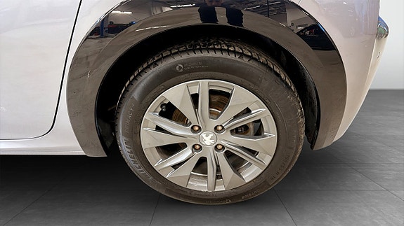 Peugeot e-208 6 of 18