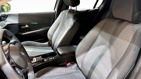Peugeot e-208 8 of 18