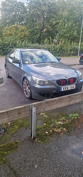 BMW 523i 3 of 12
