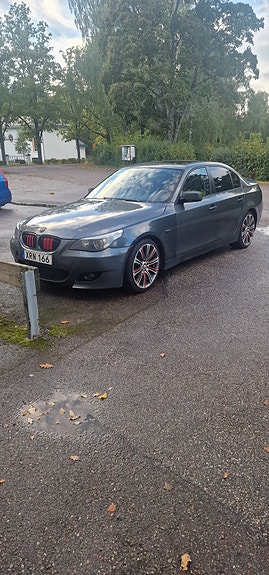 BMW 523i 2 of 12