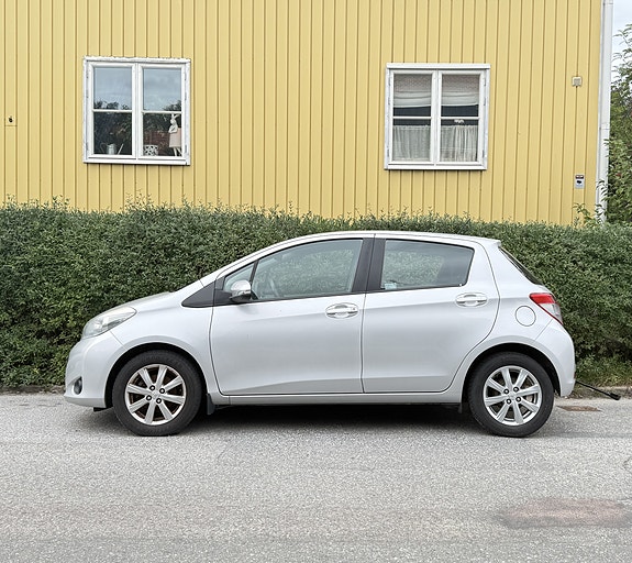 Toyota Yaris 2 of 11