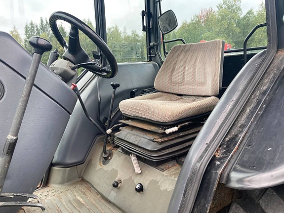 Valtra 700 med skogshytt Endast 3300 timmar 9 of 12