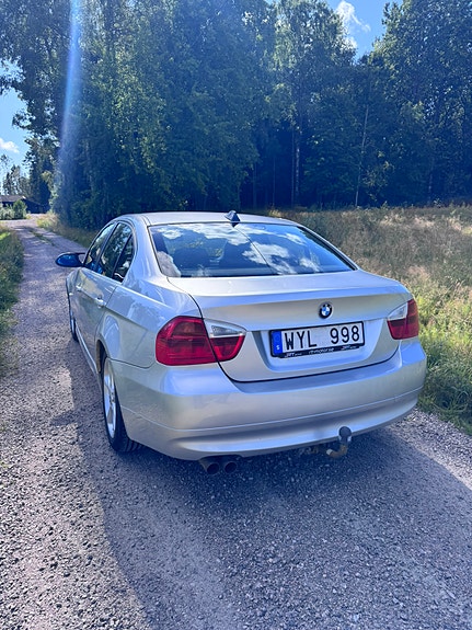 BMW 325i 3 of 5